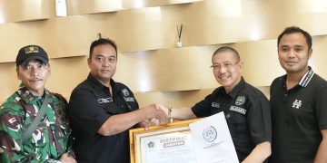 IMG-20260203-WA0022 - Deteksi Jaya Ketua Pokja PWI Kepolisian Jakbar Serahkan Sertifikat Jabatan Wanhat kepada Romo Asun Gautama