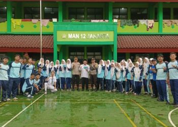 Polres Metro Jakarta Barat Sosialisasikan Stiker Bantuan Polisi kepada Siswa MAN 12 Jakarta