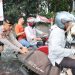Aksi Humanis Polisi di Jakbar, Bantu Warga Melintas di Tengah Genangan Banjir