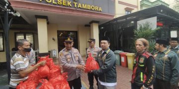 POLSEK TAMBORA BAGIKAN 35 PAKET SEMBAKO SABUK KAMTIBMAS, PERKUAT SINERGITAS DENGAN MASYARAKAT