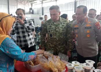 Peluncuran Perdana Koperasi Merah Putih di Jakarta Barat, Pangdam Jaya dan Kapolda Borong Produk UMKM Warga