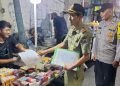 Bhabinkamtibmas Krendang dampingi Satpol PP sampaikan SP1 kepada pedagang kaki lima di Jalan Krendang Utara