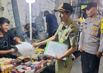 Bhabinkamtibmas Krendang dampingi Satpol PP sampaikan SP1 kepada pedagang kaki lima di Jalan Krendang Utara