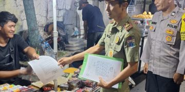 Bhabinkamtibmas Krendang dampingi Satpol PP sampaikan SP1 kepada pedagang kaki lima di Jalan Krendang Utara