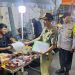 Bhabinkamtibmas Krendang dampingi Satpol PP sampaikan SP1 kepada pedagang kaki lima di Jalan Krendang Utara