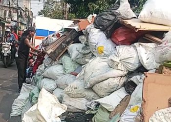Sampah dan Puing Kebakaran Masih Menumpuk, Warga Krendang Desak Pembersihan Segera