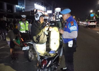 Jaga Jakarta Barat Tetap Aman, Polres Metro Jakarta Barat Bersama dengan 3 Pilar Gelar Razia dan Patroli Mobile Hingga Dini Hari