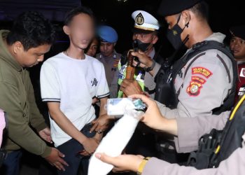 Patroli dan Razia Stasioner Jumat Dini Hari Polres Metro Jakarta Barat Amankan Dua Terduga Penyalahguna Narkoba dan Sebilah Pisau