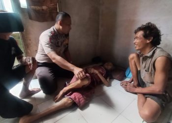 Peduli Kemanusiaan, Bhabinkamtibmas Duri Selatan Datangi dan Beri Bantuan Lansia Sakit Menahun