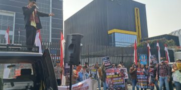 Ratusan Jurnalis Geruduk PERADI, Desak Penindakan terhadap Advokat Iki Dulagin