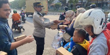 Polsek Tambora Bagikan 100 Paket Nasi Kotak kepada Warga