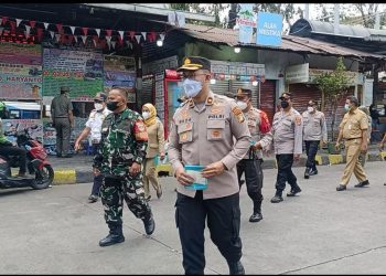 Polsek Grogol Petamburan Bagikan 400 Masker, Antisipasi Abu Vulkanik