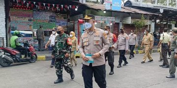Polsek Grogol Petamburan Bagikan 400 Masker, Antisipasi Abu Vulkanik