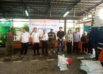 Bantuan Beras 30 Kg Disalurkan Kepada Warga Kelurahan Krukut