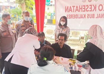 Peduli Kesehatan Masyarakat, Polsek Kalideres Dirikan Posko Kesehatan dan Bagikan Masker Diterbus Kalideres