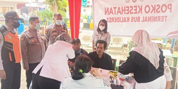 Peduli Kesehatan Masyarakat, Polsek Kalideres Dirikan Posko Kesehatan dan Bagikan Masker Diterbus Kalideres