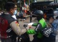 Peduli Kesehatan Warga, Polsek Kebon Jeruk Bagikan Masker Antisipasi Dampak Abu Vulkanik