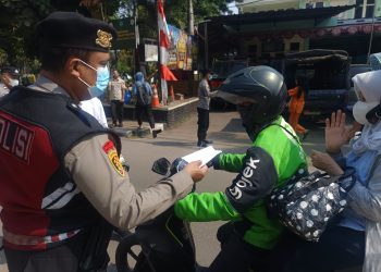 Peduli Kesehatan Warga, Polsek Kebon Jeruk Bagikan Masker Antisipasi Dampak Abu Vulkanik