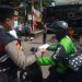 Peduli Kesehatan Warga, Polsek Kebon Jeruk Bagikan Masker Antisipasi Dampak Abu Vulkanik
