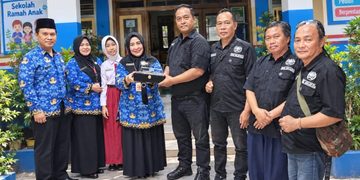 PWI Pokja Kepolisian Jakarta Barat Sambangi SDN 03 Kalideres