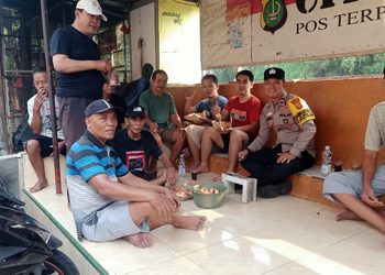 Antisipasi Banjir, Bhabinkamtibmas Grogol Petamburan Ajak Warga Kerja Bakti Bersihkan Drainase