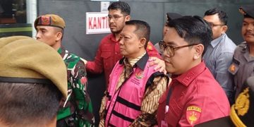 Eks Jampidsus Febrie Adriansyah Didakwa Peras Pengusaha Rp55 Miliar, Jaksa Sita 74 Kg Emas