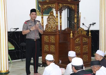 Subuh Berjamaah, Eratkan Persaudaraan: Wakapolres Jakbar Ajak Warga Jaga Lingkungan Tetap Aman