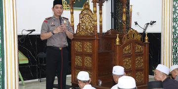 Subuh Berjamaah, Eratkan Persaudaraan: Wakapolres Jakbar Ajak Warga Jaga Lingkungan Tetap Aman