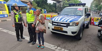 Berangkat dari Brebes Mencari Keluarga, Ibu Wati Kebingungan di Jakarta hingga Dibantu Polisi Satlantas Jakarta Barat